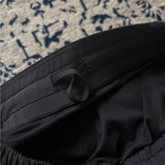 Lululemon Hotty Hot Short II *2.5" Black Size 6 - Picture 4 of 7